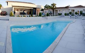 Reshkov Pool Apartments